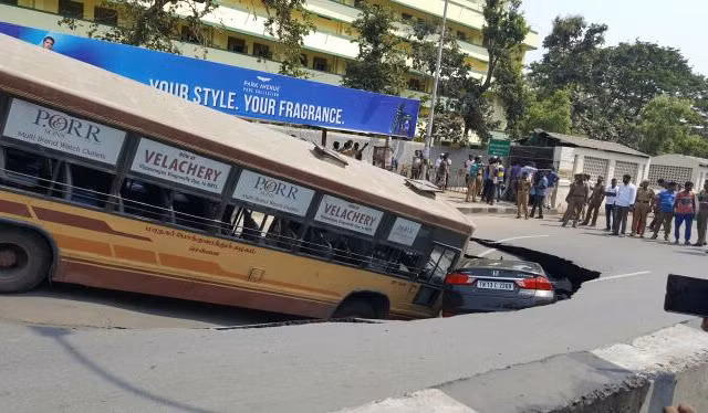 Hố tử thần xuất hiện giữa dường, nuốt chửng xe bus và xe hơi.