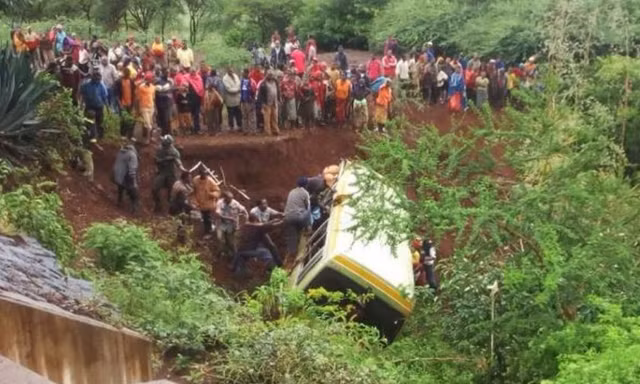 Hiện trường vụ tai nạn xe bus ở Tanzania.