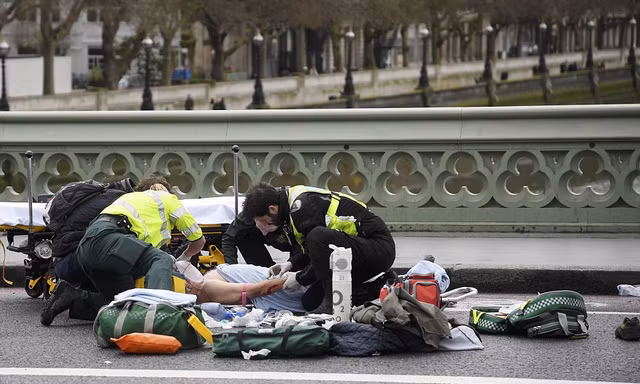 Một người bị thương trên cầu Westminster. 