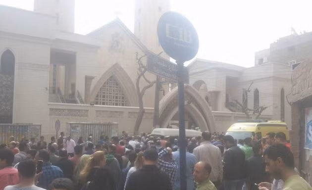 Bên ngoài nhà thờ St George Coptic sau vụ tấn công. 