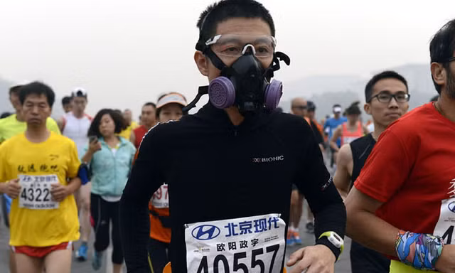 Trung Quốc ô nhiễm không khí nặng, VĐV marathon phải đeo mặt nạ
