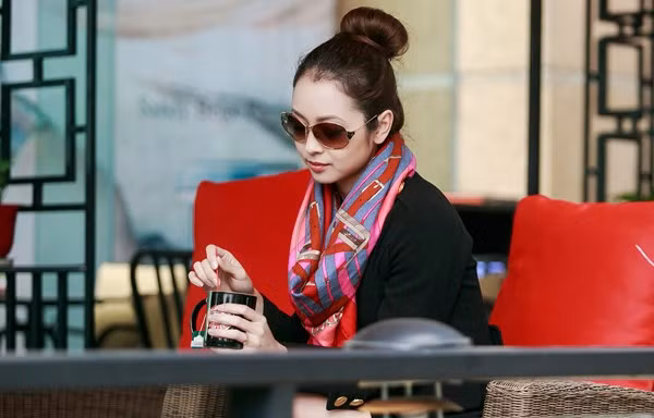 Jennifer Phạm 'phủ kín' hàng hiệu dạo phố