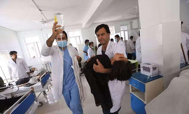 Hàng loạt nữ sinh Afghanistan phải nhập viện. Ảnh: Dailymail