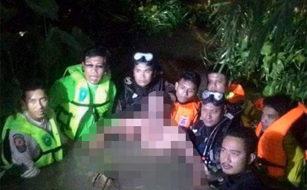 Thi thể nạn nhân được đưa lên bờ. Ảnh: Bangkokpost