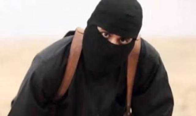 Mohammed Emwazi chuyên mặc đồ đen, trùm kín mặt trong các video hành quyết con tin