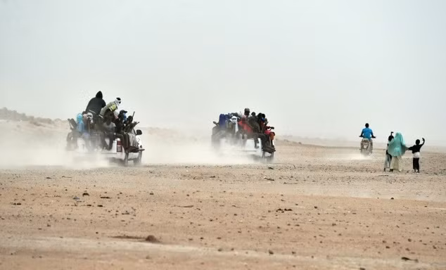 Những người di cư trên những chiếc xe tải ở Niger trên hành trình tới châu Âu. Ảnh: AFP