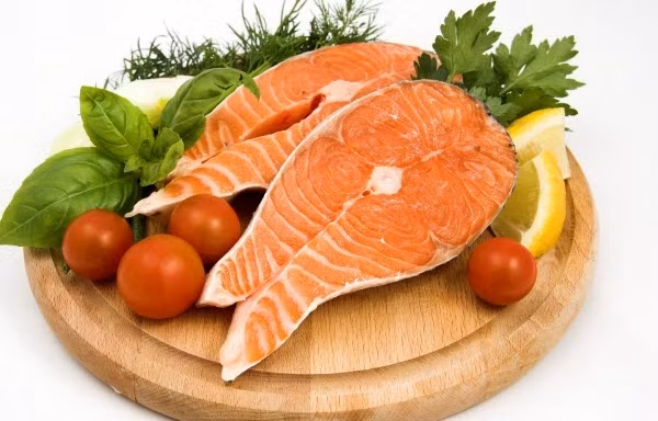 Khi nấu thực phẩm cho những người bị tai biến mạch máu não, đột quỵ, tiểu đường, bạn nên bổ sung thật nhiều cá trong chế độ dinh dưỡng vì cá là nguồn dồi dào của protein, vitamin, các khoáng chất như sắt, kẽm và canxi. Ảnh: Internet