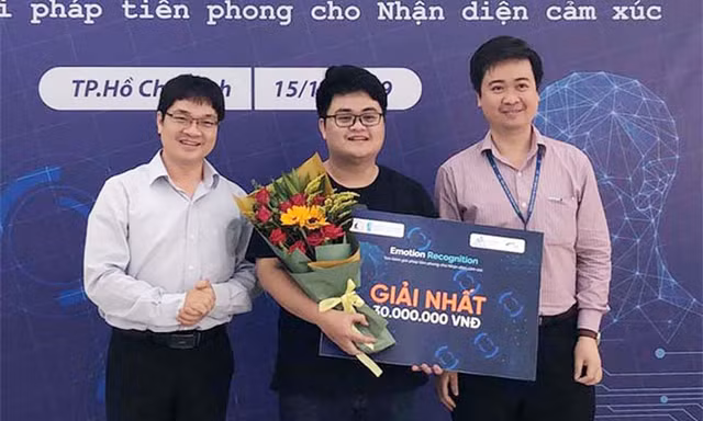 Anh Trần Bảo Toàn (đứng giữa) đến từ ĐH Duy Tân được trao giải Nhất tại cuộc thi ERC2019