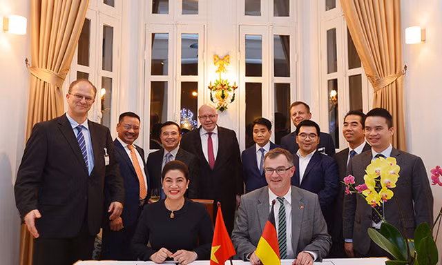 Tập đoàn Aone Deutschland AG (Đức) và Công ty CP nước AquaOne (Việt Nam) đã ký "Biên bản ghi nhớ hợp tác về việc tối ưu hoá và vận hành các nhà máy nước cho AquaOne với giá trị 100 triệu USD”.