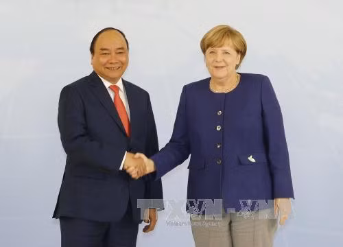 Thủ tướng Đức Angela Merkel đón Thủ tướng Nguyễn Xuân Phúc . (Ảnh: Thống Nhất/TTXVN)