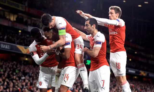  Aubameyang ăn mừng cùng đồng đội