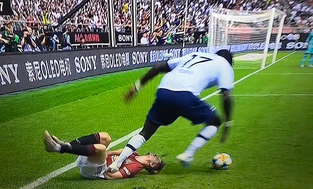 Pha bóng Sissoko đạp vào Daniel James khiến M.U phẫn nộ.