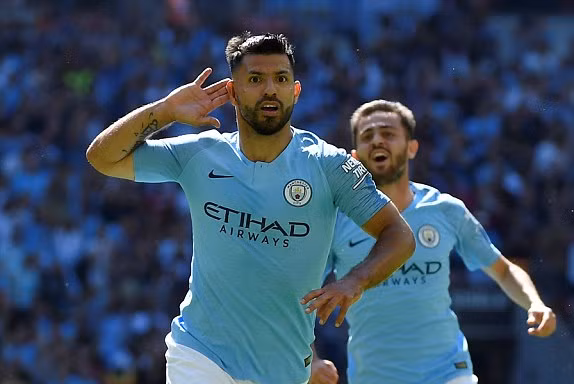 Aguero lập cú đúp