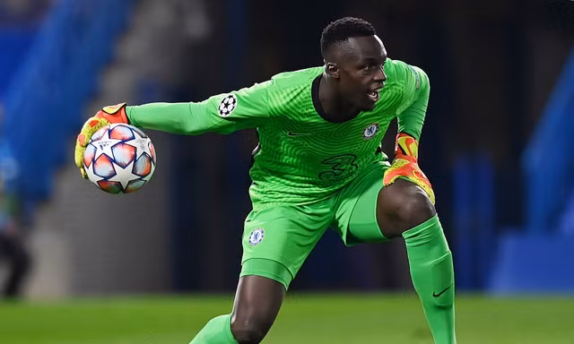 Sự xuất hiện của thủ môn Edouard Mendy giúp Chelsea chắc chắn hơn.