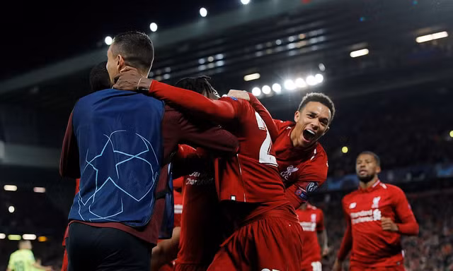 Origi ăn mừng cùng Alexander-Arnold