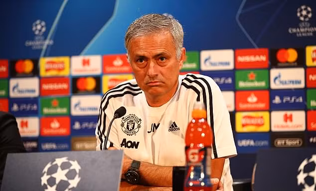 Mourinho lên tiếng về tin đồn bị sao M.U ‘làm phản’