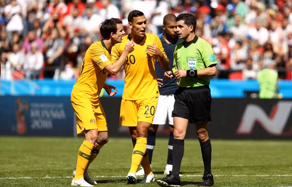 Trọng tài Andres Cunha từng thổi 2 quả phạt đền trận Pháp-Australia