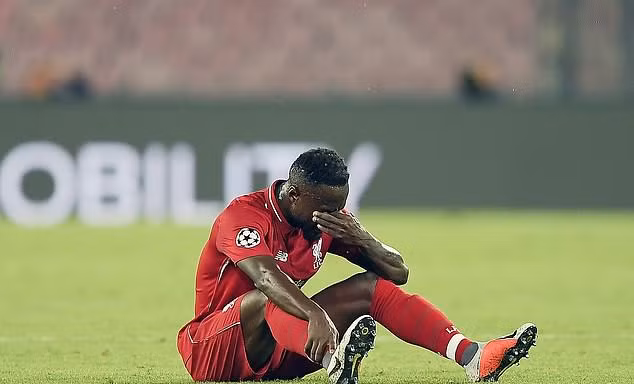 Naby Keita đau đớn trước khi rời sân
