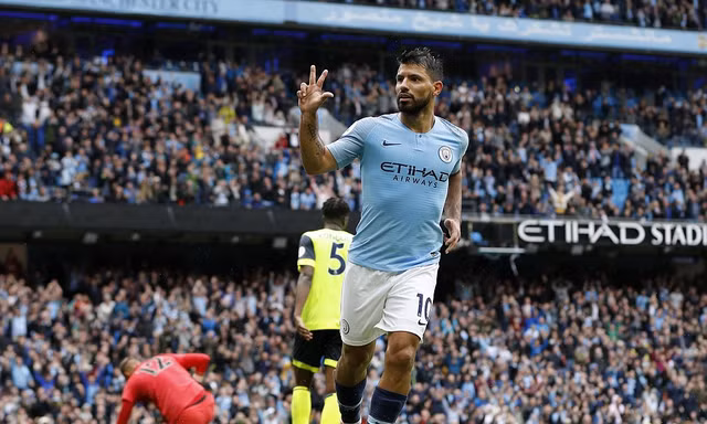 Aguero ăn mừng bàn thắng vào lưới Huddersfield