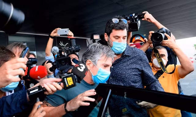 Ông Jorge Messi bị vây kín khi xuất hiện ở Barcelona.