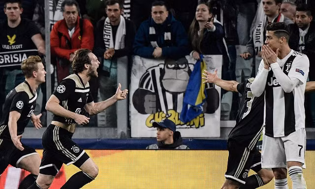 Ronaldo bất lực nhìn Juventus bị loại