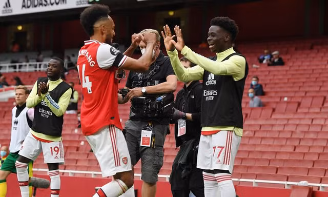 Aubameyang ăn mừng với ngôi sao vừa ký hợp đồng với Arsenal, Bukayo Saka.