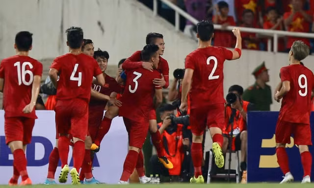 Quang Hải và các đồng đội ăn mừng. Ảnh: AFC