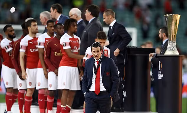 HLV Unai Emery và các học trò cúi mặt trước cúp bạc Europa League