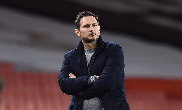 HLV Frank Lampard hứa thay đổi đội hình Chelsea sau trận thua Arsenal.