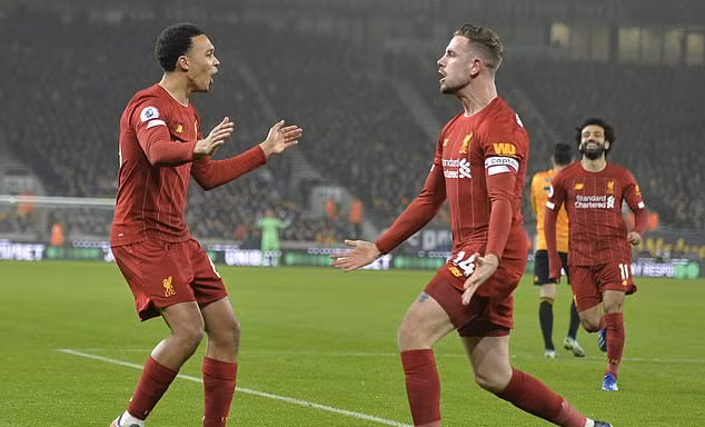 Trent Alexander-Arnold ăn mừng cùng Jordan Henderson