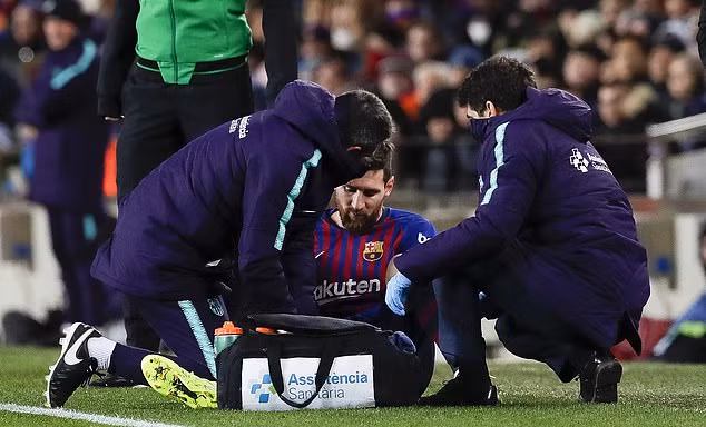 Lionel Messi bị đau ngay sau trận đấu với Valencia