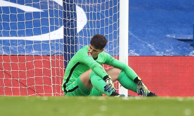 Kepa thất vọng sau bàn thua lãng nhách.