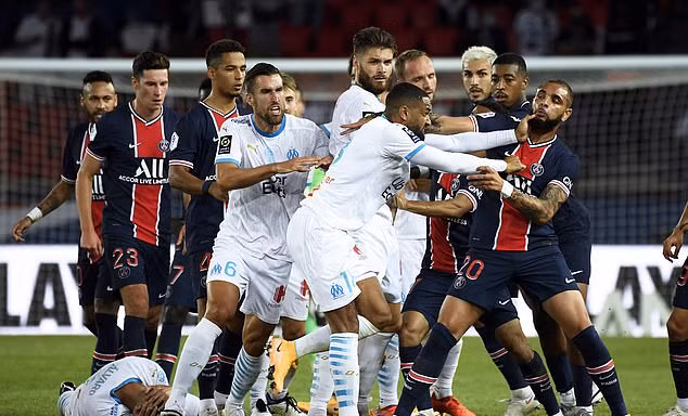 Các cầu thủ PSG và Marseille loạn đã ở phút cuối.