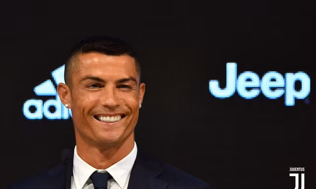 Cristiano Ronaldo rạng rỡ trong buổi họp báo ra mắt Juventus