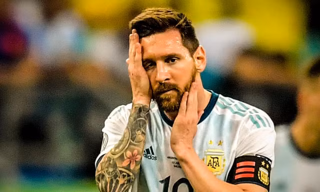 Messi cũng không cứu được Argentina