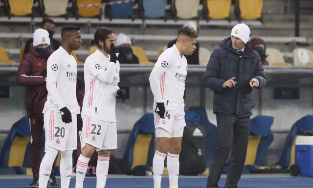 Real đứng trước nguy cơ bị loại, Zidane cương quyết không từ chức