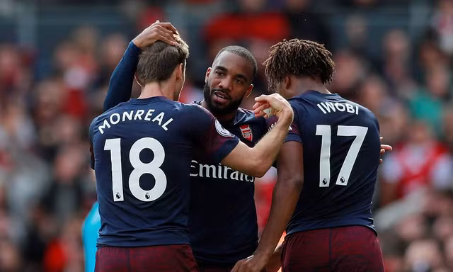 Các cầu thủ Arsenal ăn mừng bàn thắng trước Fulham