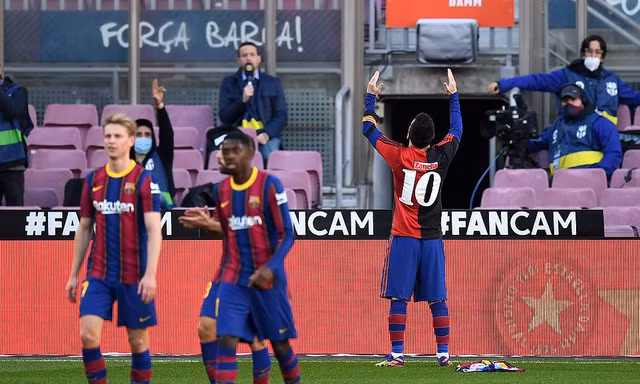 Lionel Messi mặc sẵn áo đấu Newell's Old Boys để tri ân Maradona.
