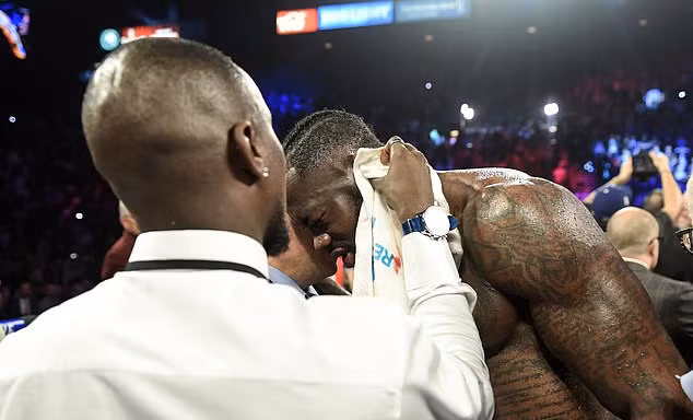 Deontay Wilder bị rách tai trong trận đấu với Fury.