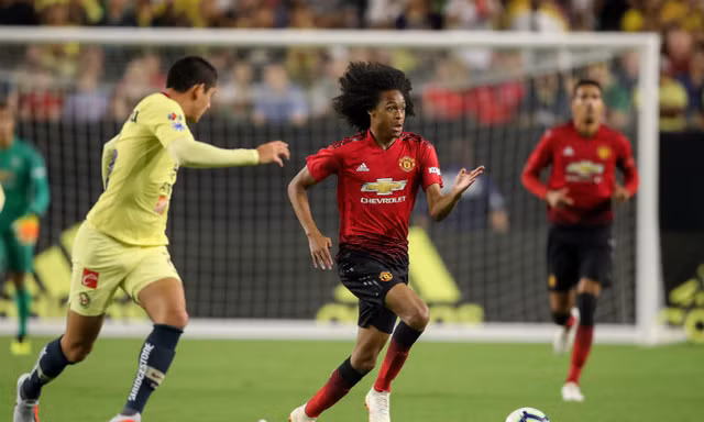 Tahith Chong gây ấn tượng với HLV Mourinho