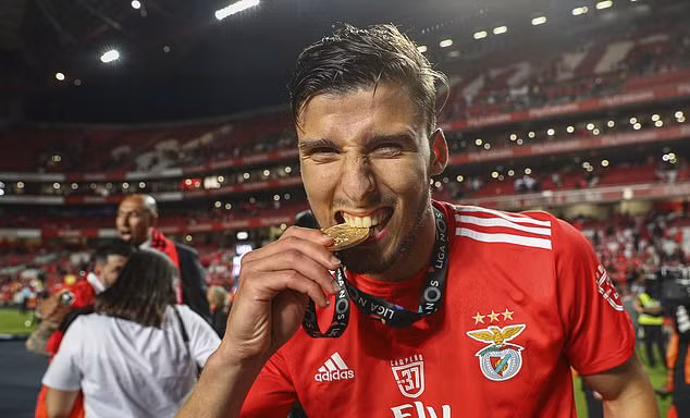 Ruben Dias chuẩn bị cập bến Man City.