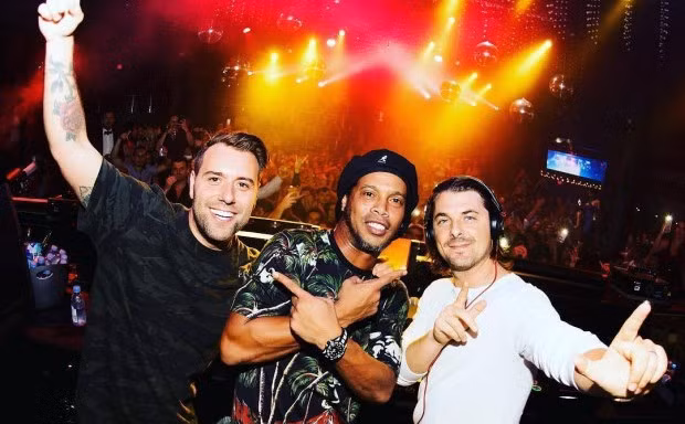 Ronaldinho tự hủy hoại sự nghiệp bằng các cuộc bay đêm.