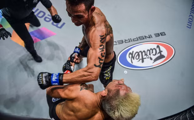 Thành Lê hạ knock-out Martin Nguyễn (tóc vàng).