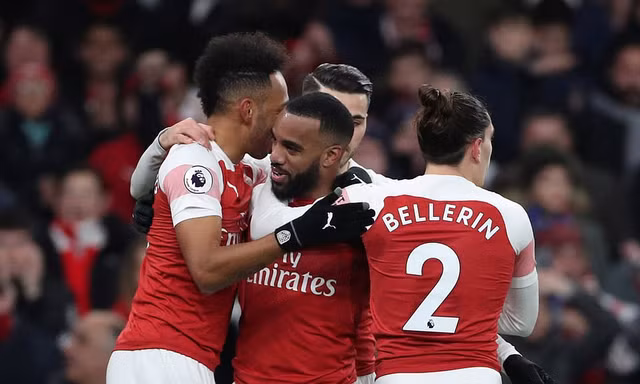 Các cầu thủ Arsenal ăn mừng bàn thắng trước Chelsea