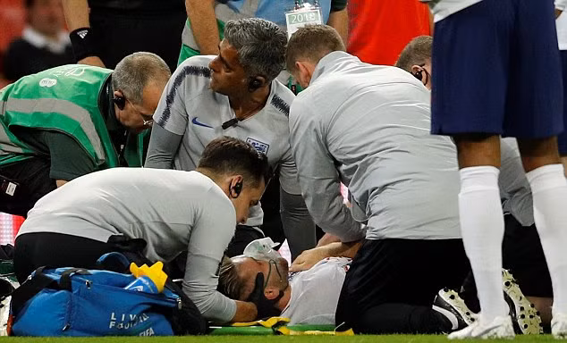 Luke Shaw phải thở oxy rời sân