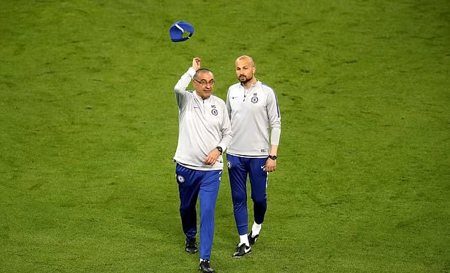 HLV Maurizio Sarri nổi giận rời sân tập của Chelsea.