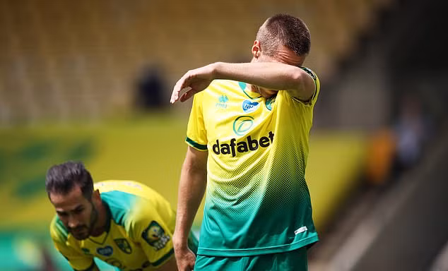 Các cầu thủ Norwich buồn bã sau thất bại.