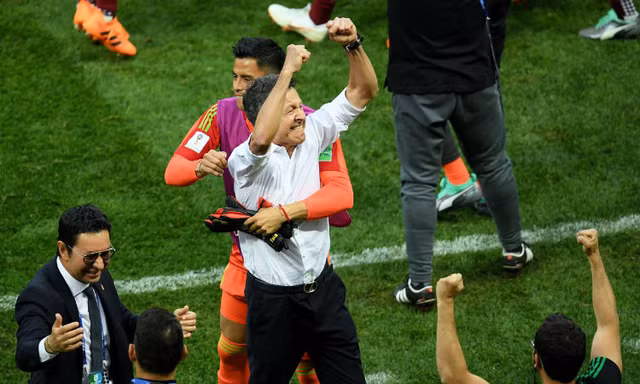 HLV Juan Carlos Osorio ăn mừng cùng các cầu thủ Mexico.