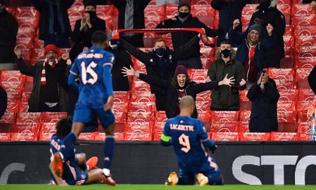 Emirates mở cửa đón khách, Arsenal 'nổ' tanh tách