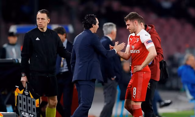 Aaron Ramsey buồn bã rời sân vì chấn thương